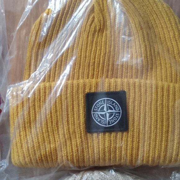 Stone Island Red Beanie - Picture 3 of 4